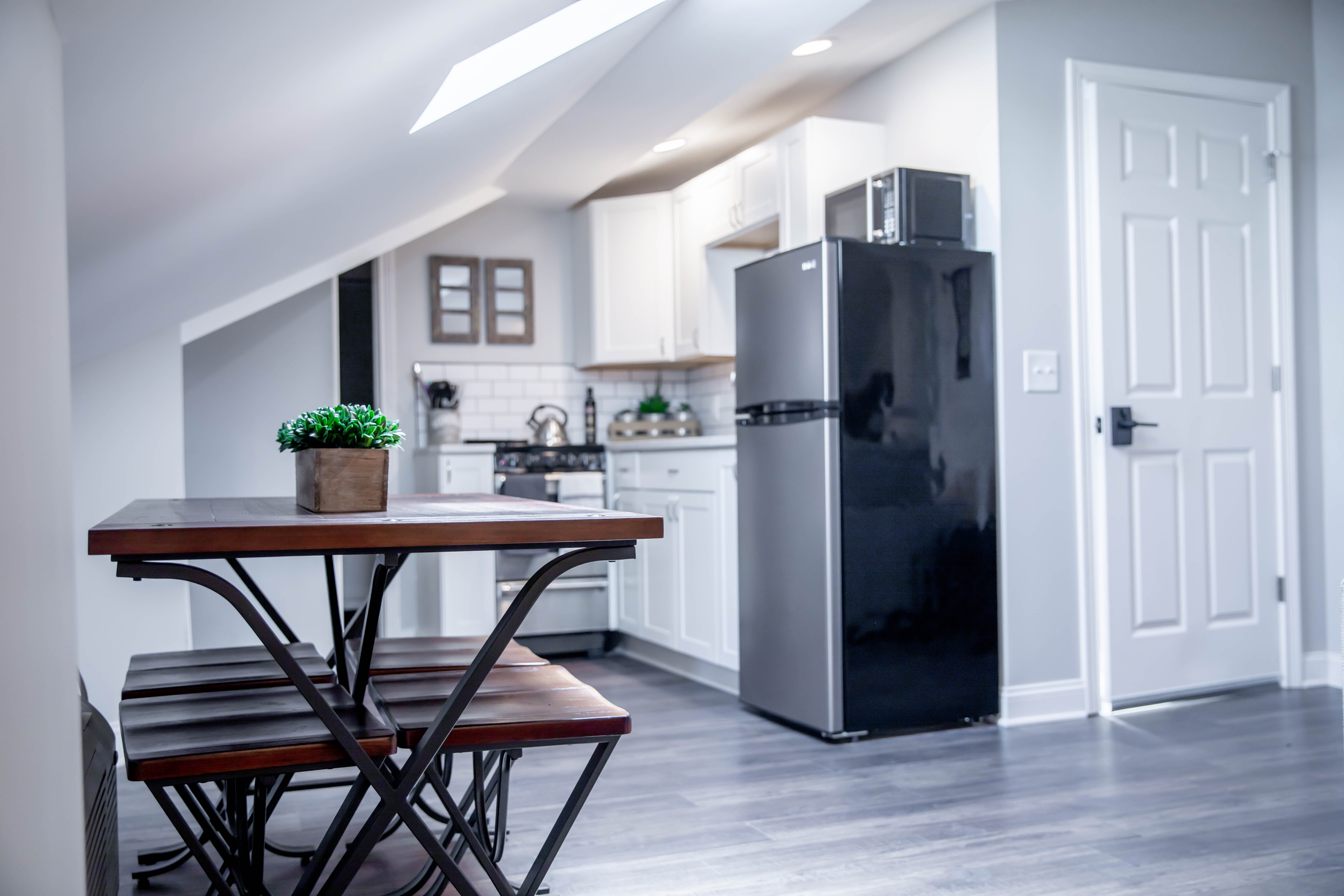 Beautiful_White_Kitchen_In_Airbnb_Apartment_In_Columbus_Ohio